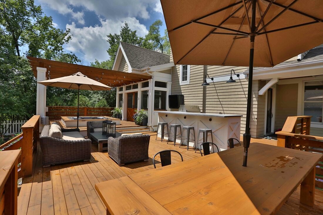 Outdoor living deck